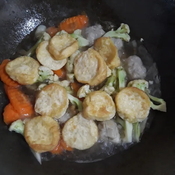 Lalu masukkan tofu yang sudah di goreng.