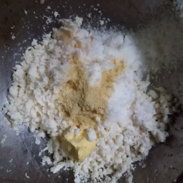 Siapkan singkong parut yang sudah dibuang airnya campurkan dengan kelapa parut garam dan mentega.