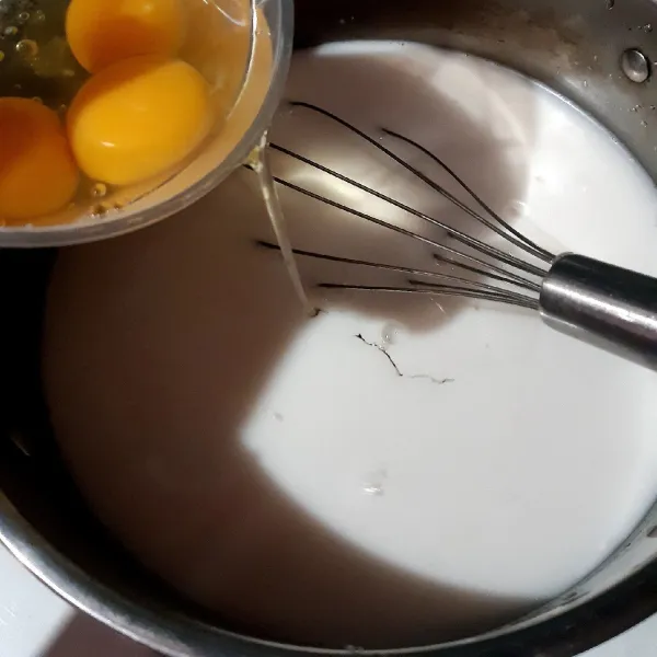Tambahkan 3 butir telur, aduk-aduk rata dan saring.