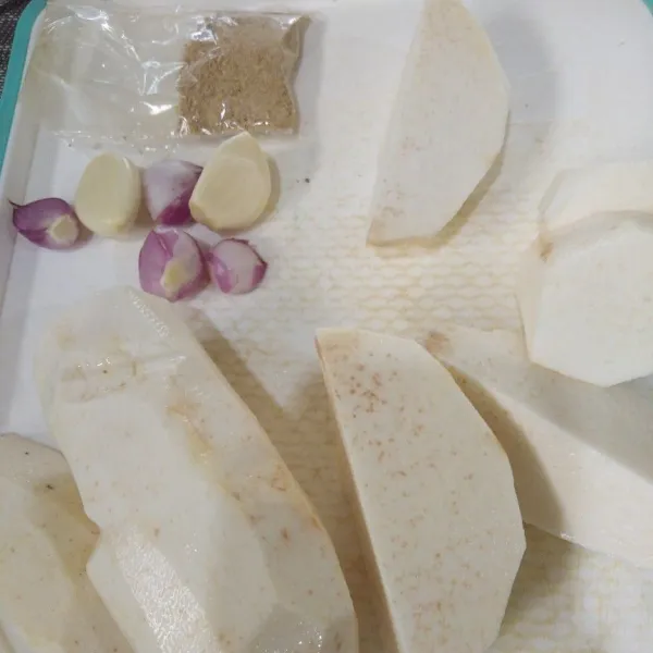 Kupas kemudian potong-potong keladi.