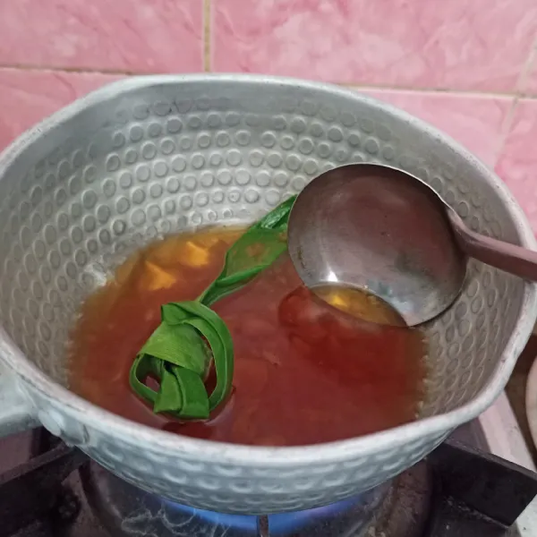 Rebus gula merah, gula pasir dan daun pandan dengan 100 ml air. Aduk hingga larut kemudian saring di mangkok.