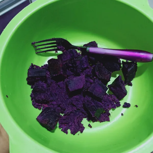 Kukus ubi ungu, potong kecil kemudian haluskan.