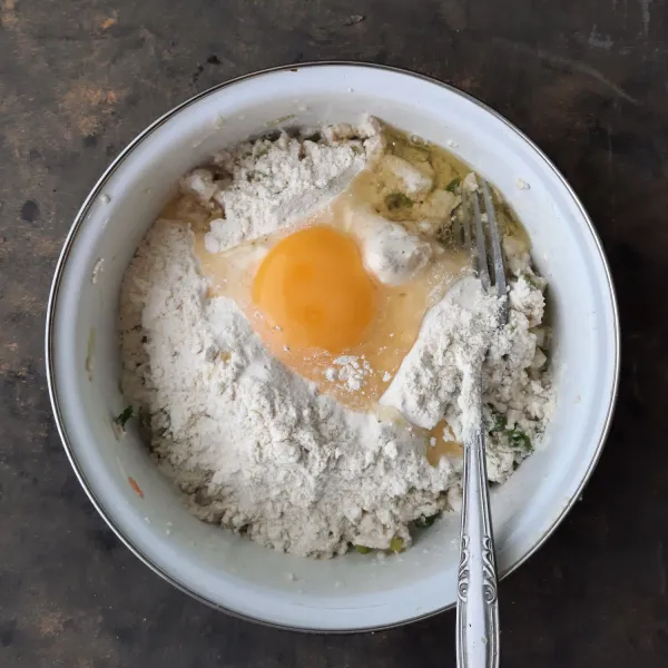 Masukkan tepung bumbu instan dan telur, aduk rata. Bisa ditambah tepung lagi jika masih kurang pas.