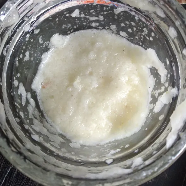 Blender bawang putih, bawang bombai dan jahe hingga halus