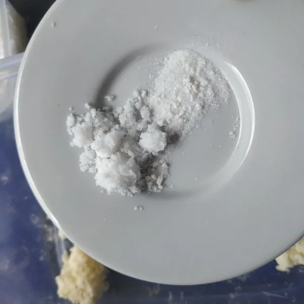 Tambahkan garam dan vanili, aduk hingga tercampur rata.