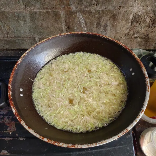 Panaskan minyak dan goreng sereh hingga berwarna kuning kecoklatan. Angkat dan tiriskan.