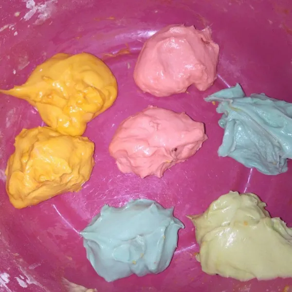 Bagi adonan menjadi 4 bagian beri warna