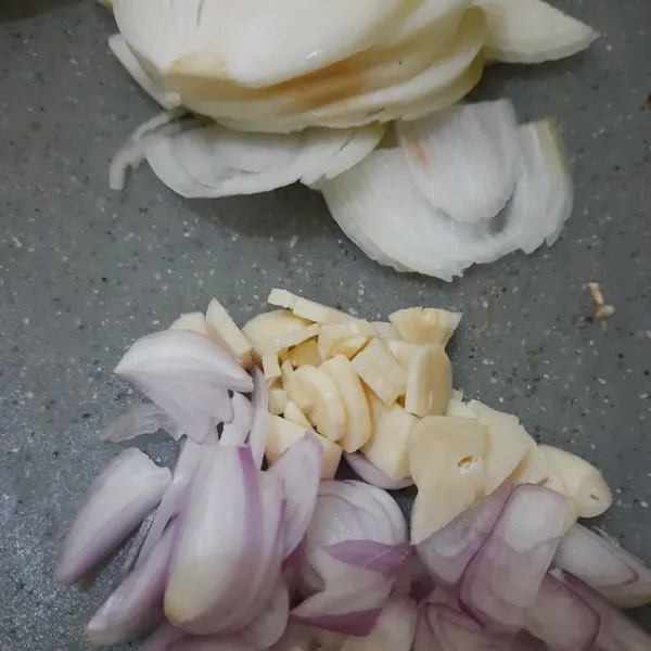 Iris bawang merah, bawang putih dan bawang bombay.