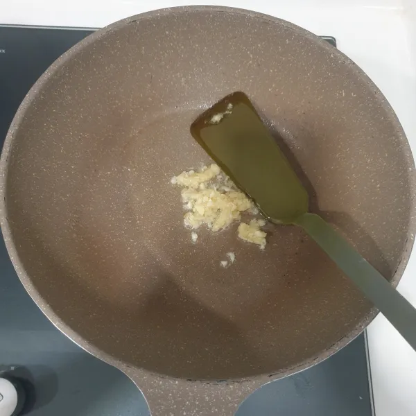Panaskan minyak sayur tumiskan bawang putih.