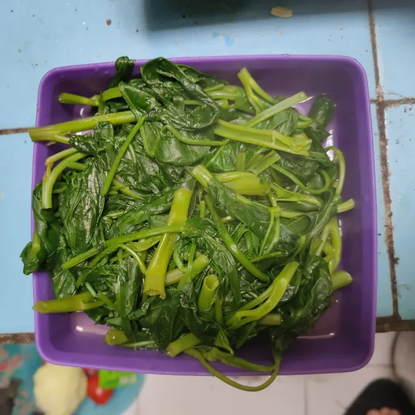 Petik-petik kangkung, cuci bersih, rebus sampai empuk, tiriskan,  dan sisihkan terlebih dulu