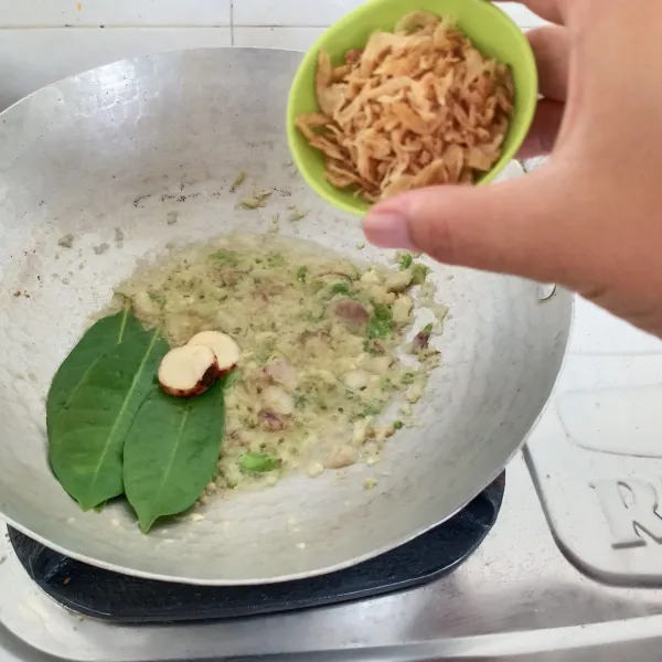 Setelah itu tambahkan lengkuas, daun salam dan ebi, kemudian tumis hingga bumbu harum.