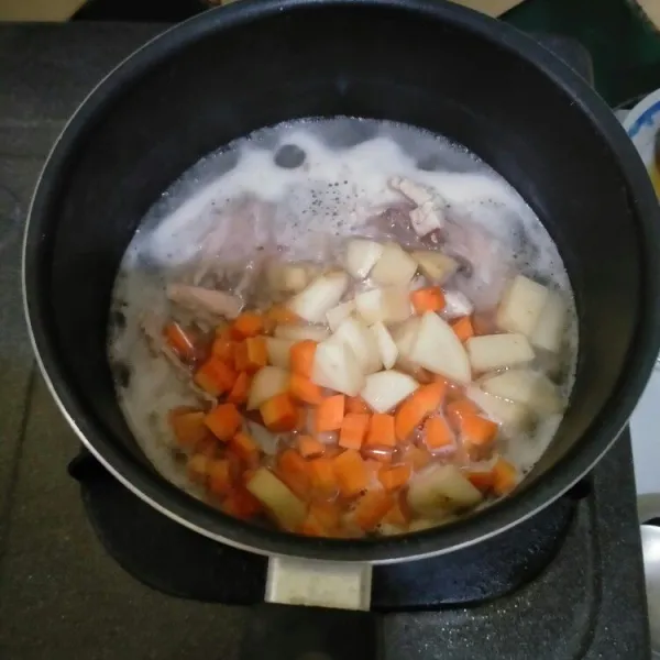Masukkan wortel dan kentang yang sudah dipotong dadu. Aduk rata.