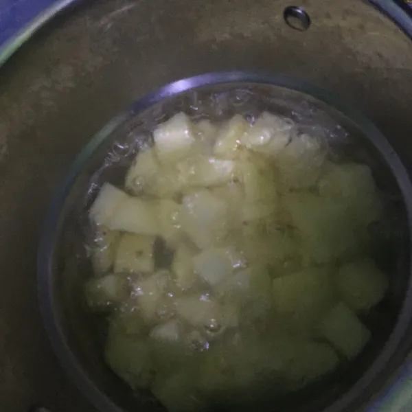 Rebus kentang dengan sedikit garam hingga empuk. Saring.