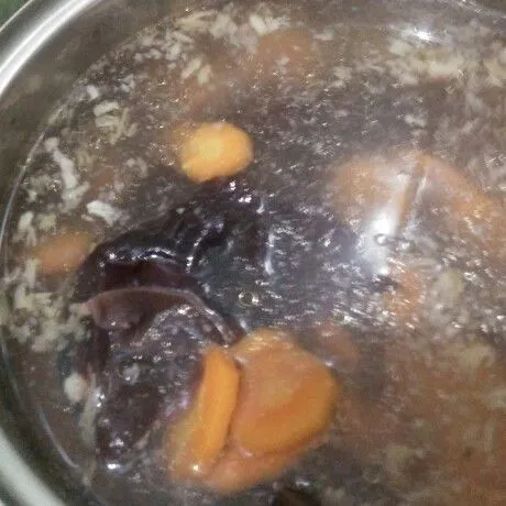 Lalu masukkan jamur kuping. Masak beberapa saat hingga jamur agak layu.