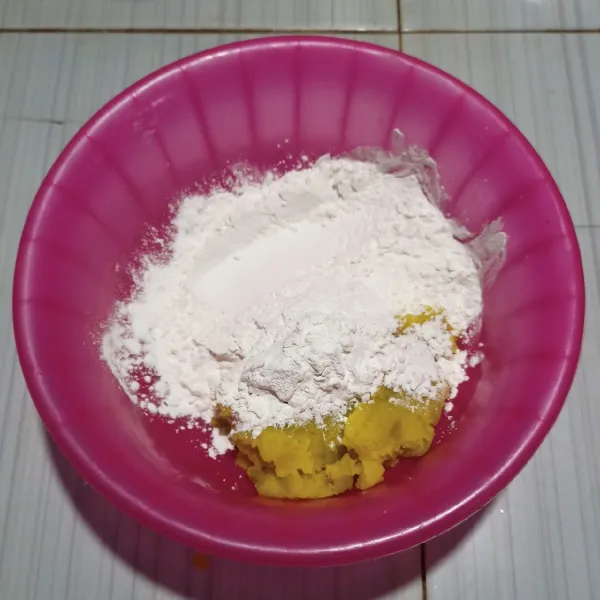 Campurkan ubi kukus yang telah dihaluskan dengan tepung tapioka dan garam.