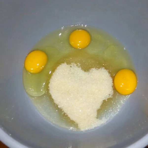 Campur telur dan gula mixer dengan kecepatan paling tinggi sampai berwarna putih.