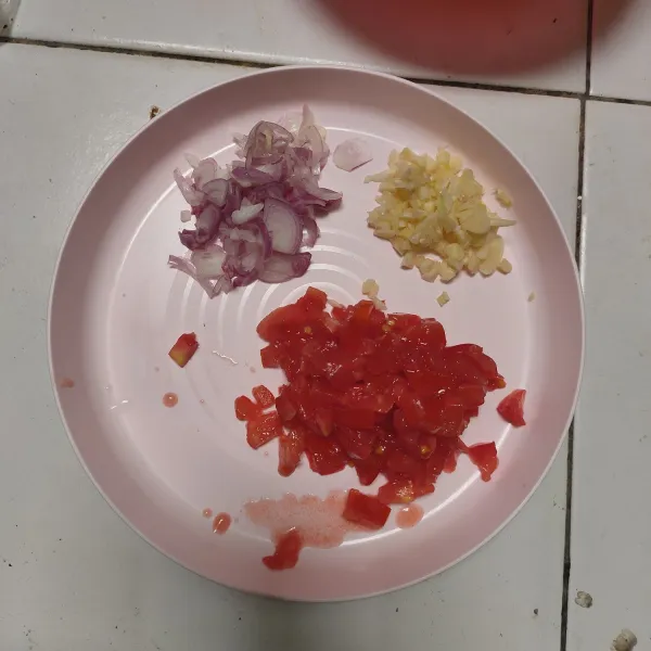 Cincang halus bawang putih dan bawang merah. Potong dadu kecil tomat. Sisihkan.