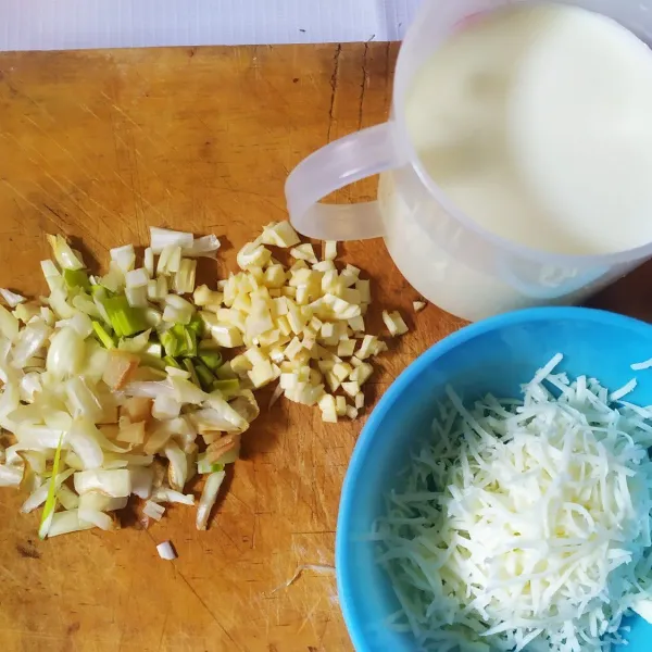 Siapkan bahan saos, potong kecil bawang bombay dan bawang putih, parut keju cheddar, larutkan susu di 100 ml air