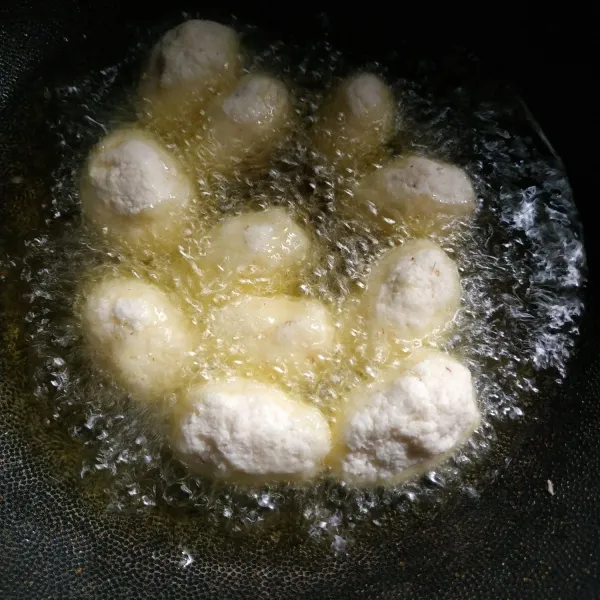 Goreng godok diminyak panas hingga berwarna kecoklatan.