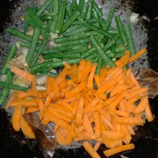 Masukkan wortel dan kacang panjang, aduk, masak hingga sayuran setengah matang.
