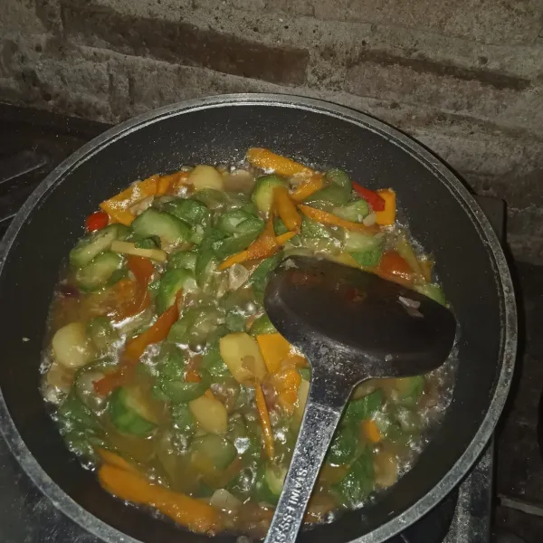 Masukan air aduk masak sampai matang angkat dan sajikan.