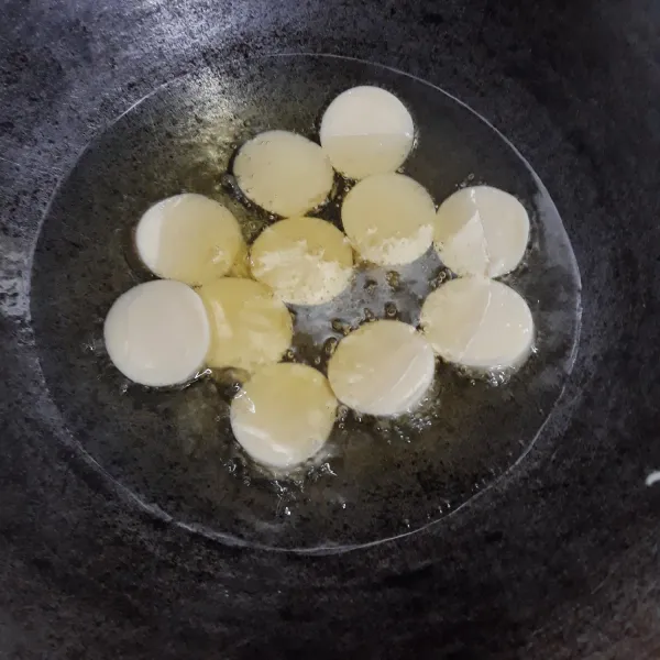 Goreng tofu sampai matang.