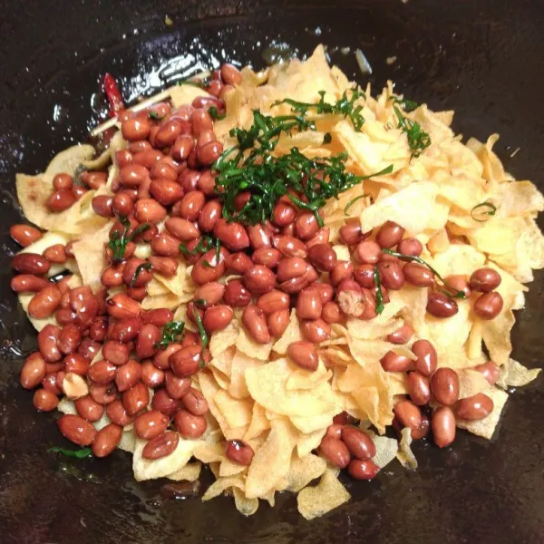 Masukkan kentag, kacang dan daun jeruk goreng, aduk hingga benar-benar tercampur rata dengan bumbu, hidupkan api masak sebentar sambil terus diaduk kemudian matikan api.