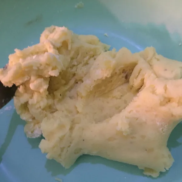 Lumatkan kentang menggunakan potato masher atau garpu. Tambahkan maizena, pala, butter dan dua cubit garam. Sisihkan.