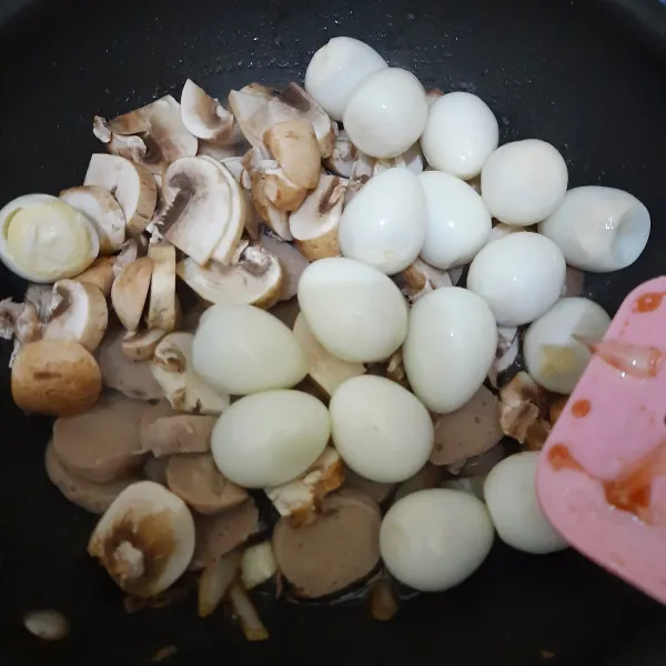 Masukkan bakso, jamur dan telur puyuh. Tambahkan air, masak hingga matang.