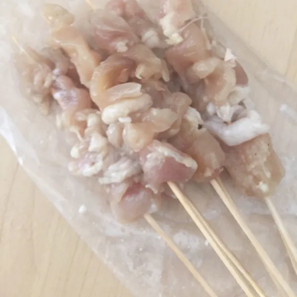 Tusukan ayam sesuai selera.