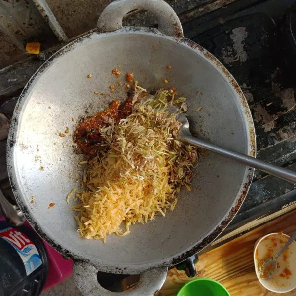 Masukan kentang beserta sereh yang digoreng tadi. Aduk rata dengan perlahan, kecilkan apinya juga. Setelah rata, sudah siap dipindahkan kepiring saji. Tambahkan irisan cabai keriting untuk mempercantik penyajian. Sajikan.