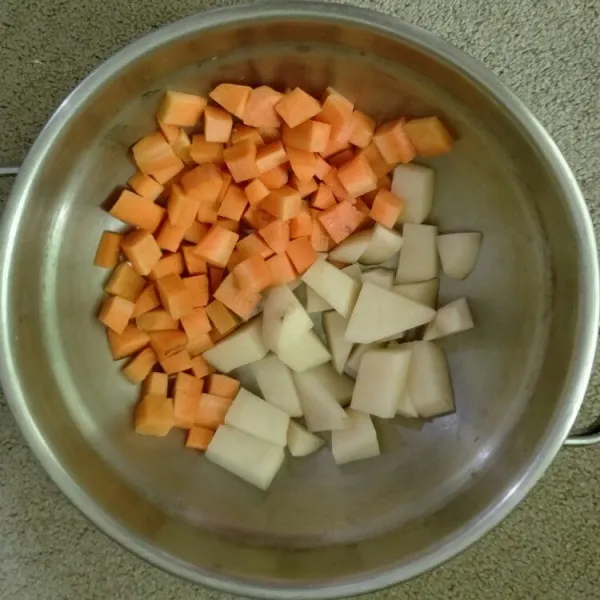 Potong dadu wortel dan kentang.