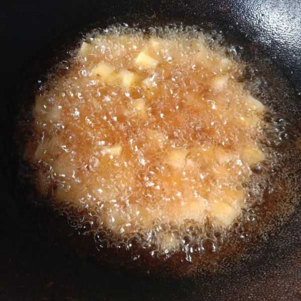 Goreng kentang sampai berwarna kecoklatan, lalu angkat dan tiriskan.