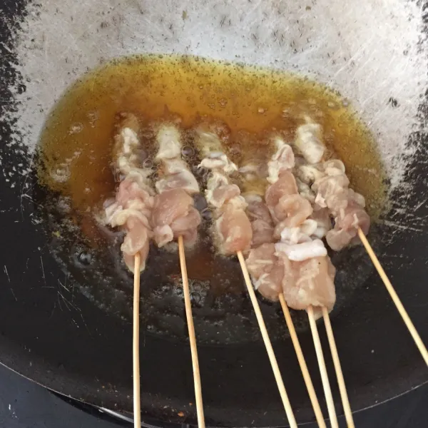 Panaskan minyak lalu goreng sate.