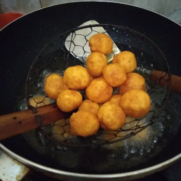 Panaskan minyak, goreng bulatan ubi hingga matang. Angkat dan tiriskan.