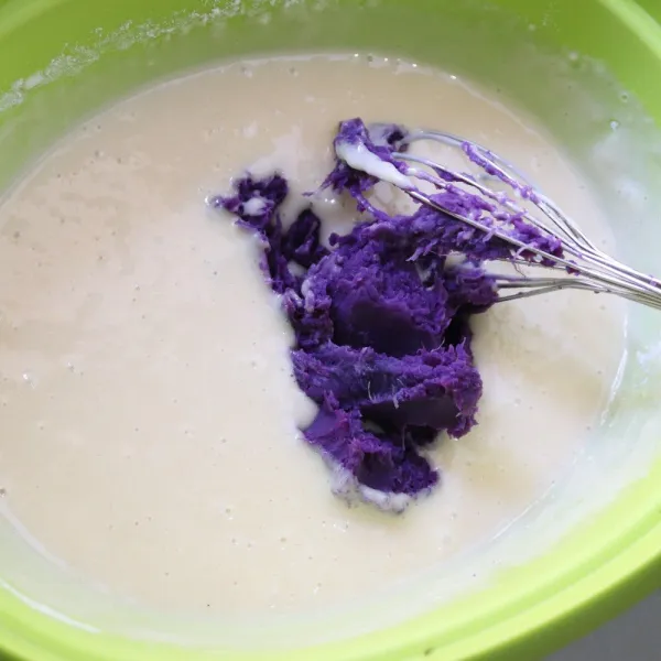 Masukan ubi ungu dan vanili cair.