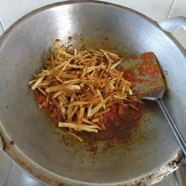 Tambahkan garam, gula, dan air asam.  Masukkan kentang dan tempe yang telah digoreng. Aduk hingga rata.