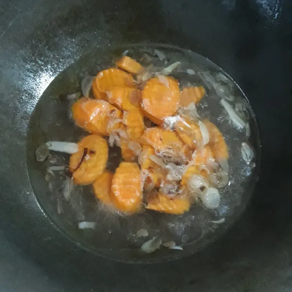 Masukkan wortel masak samapai empuk.