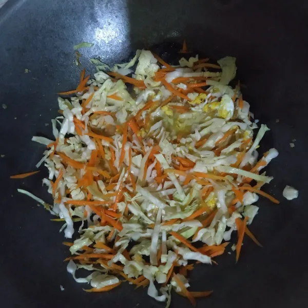 Masukkan wortel dan kol, tuang air, bumbui garam, gula dan kaldu bubuk, masak sampai sayuran matang.