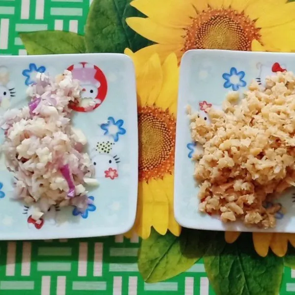 Cincang kasar bawang putih, bawang merah dan ebi (sebelumnya rendam dulu ebi dengan air agar mudah dicincang).