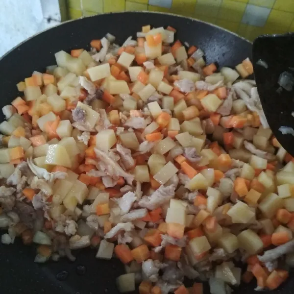 Tumis bawang cincang, lalu masukkan ayam, masak hingga berubah warna, kemudian masukkan kentang dan wortel, tambahkan air, aduk dan masak hingga kentang dan wortel empuk.