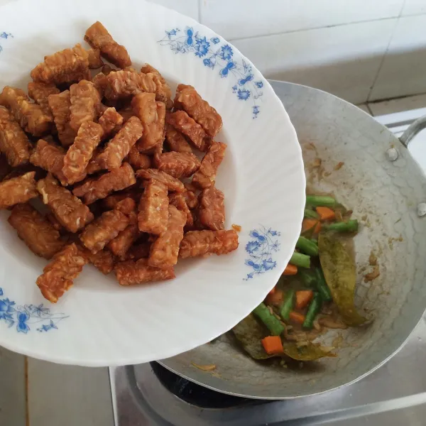 Setelah sayur setengah matang, masukkan tempe.