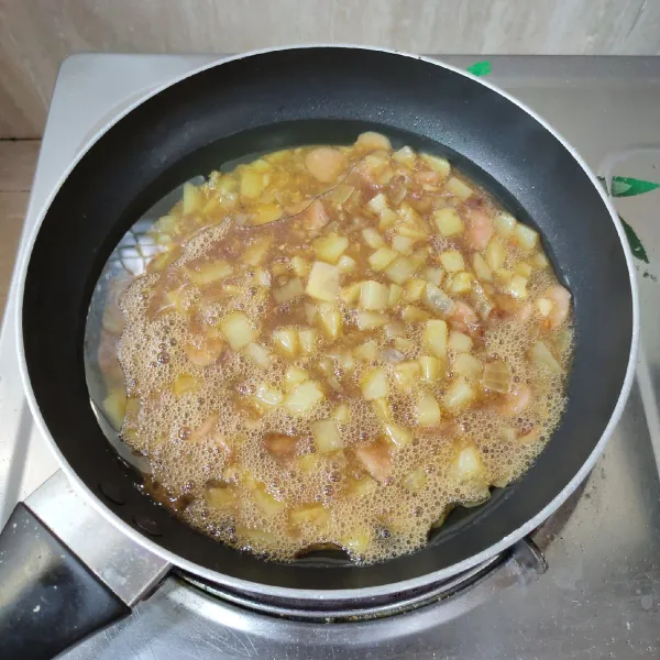 Panaskan minyak, tuang bahan omelete kentang, masak hingga kedua sisi matang, angkat, sajikan.