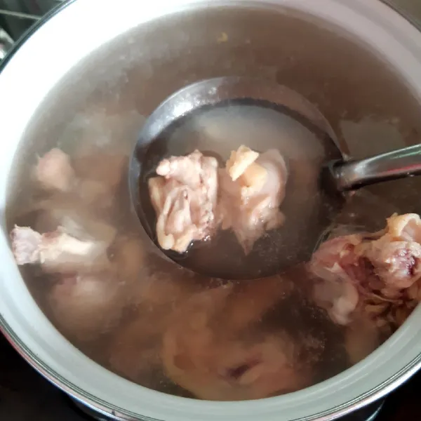 Rebus air sampai mendidih, kemudian masukkan ayam yang sudah dicincang dan dicuci bersih. Masak sampai ayam setengah matang.