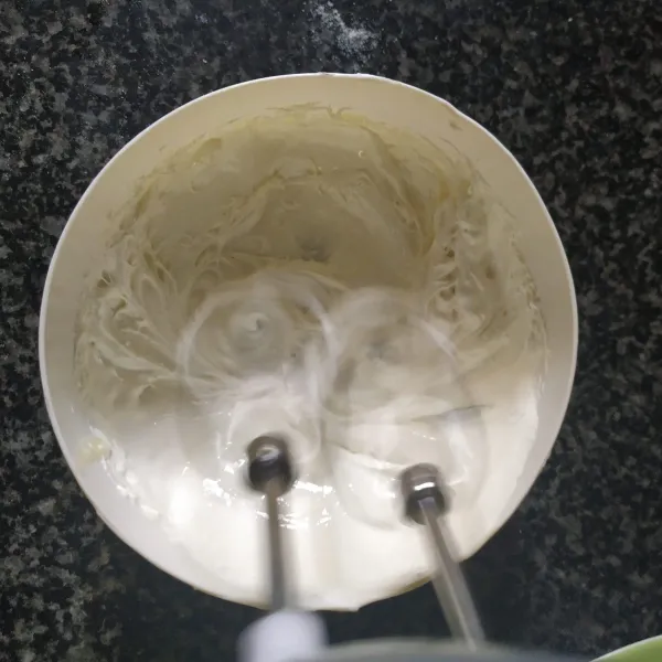 Mixer whipped cream sampai menggembang.