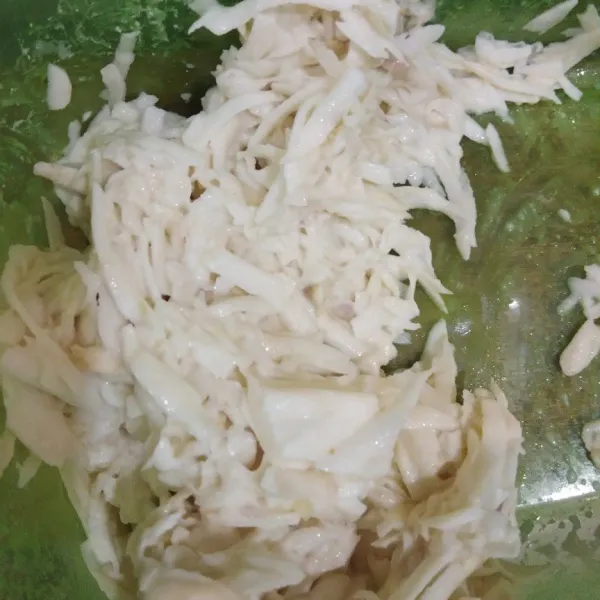 Parut keladi kemudian tambahkam tepung, bawang merah,bawang putih,ketumbar,garam dan kaldu. Aduk sampai rata.