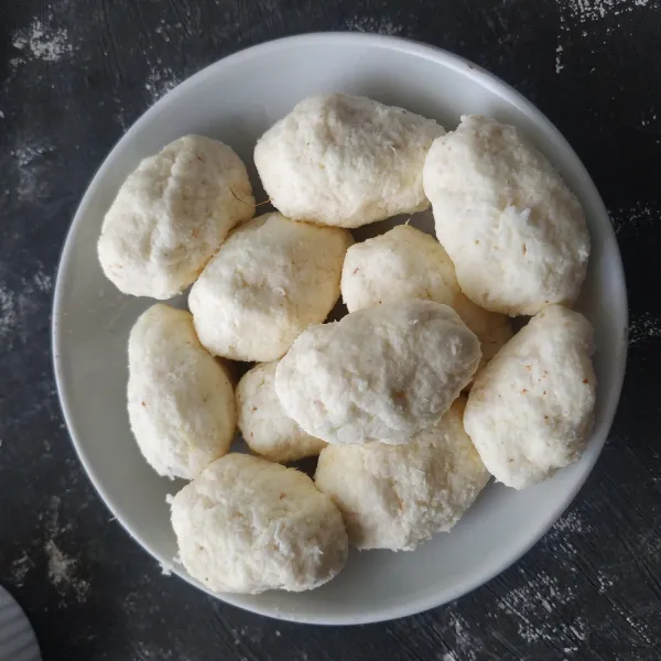 Lakukan hingga adonan godok habis.