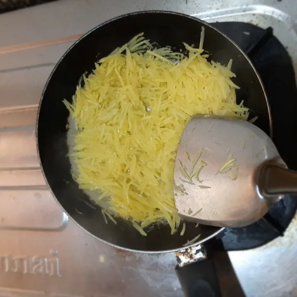 Tumis kentang menggunakan margarin dan beri 1/2 sdt gula pasir. Tumis sekitar 3-5 menit saja.