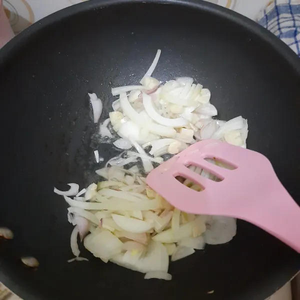 Siapkan wajan. panaskan minyak. Tumis bawang merah, bawang putih dan bawang bombay hingga wangi.