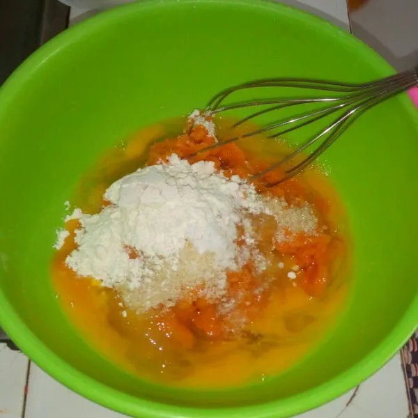 Campur ubi halus dengan gula, telur, garam, dan terigu aduk sampai rata.